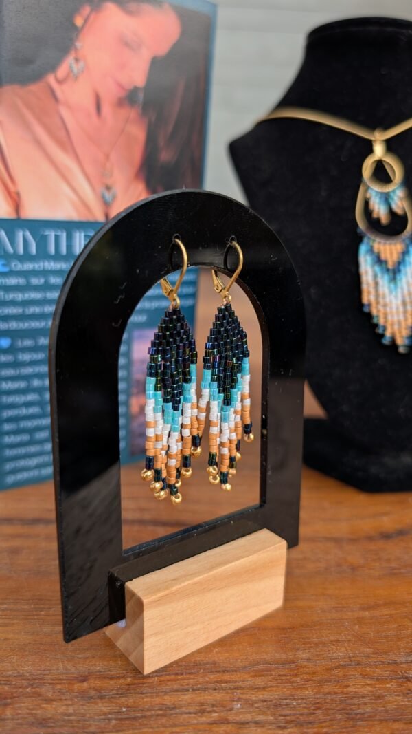 Mini boucles d’oreilles Nilyra Maria Marine et savoir-faire français Mini boucles d’oreilles Nilyra Maria Marine bleu et turquoise, bijou artisanal français fabriqué avec soin en petite série