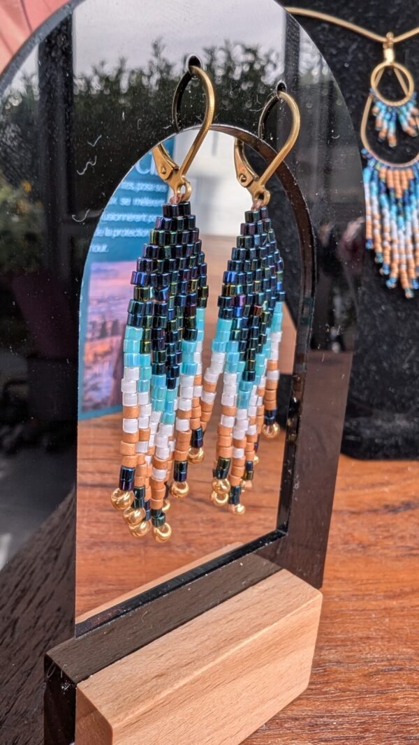 Mini boucles d’oreilles Nilyra Maria Marine et beauté durable Mini boucles d’oreilles Nilyra Maria Marine en perles bleu nuit et turquoise, bijou Valdyria conçu pour une beauté durable