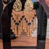 Les petites boucles d’oreilles Galilya Cleo Bronze reflètent la vision éthique du bijou portée par Valdyria. Fabriquées artisanalement en Alsace, elles sont créées en petite série avec une attention particulière à la qualité et à la durée de vie de la pièce. Les commandes sont ensuite préparées avec des emballages compostables et sans plastique. Un bijou inspiré de l’élégance antique, où beauté intemporelle et engagement environnemental peuvent naturellement se rencontrer.