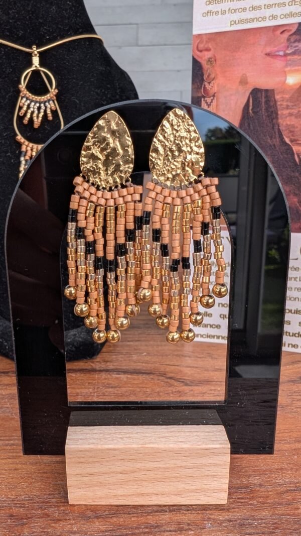 Les petites boucles d’oreilles Galilya Cleo Bronze reflètent la vision éthique du bijou portée par Valdyria. Fabriquées artisanalement en Alsace, elles sont créées en petite série avec une attention particulière à la qualité et à la durée de vie de la pièce. Les commandes sont ensuite préparées avec des emballages compostables et sans plastique. Un bijou inspiré de l’élégance antique, où beauté intemporelle et engagement environnemental peuvent naturellement se rencontrer.