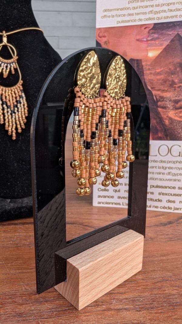Petites boucles d’oreilles Galilya Cleo Bronze aux motifs antiques, bijou éthique Valdyria fabriqué artisanalement en Alsace