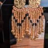 Ces petites boucles d’oreilles Galilya Cleo Bronze incarnent l’approche slow fashion de Valdyria. Leur fabrication artisanale privilégie le temps, la précision et la petite série plutôt que la production de masse. Les perles Miyuki composent un motif graphique inspiré des ornements de l’Égypte ancienne. Une création féminine, singulière et durable, pensée pour celles qui souhaitent choisir des bijoux avec âme et soutenir un mode de création plus conscient.