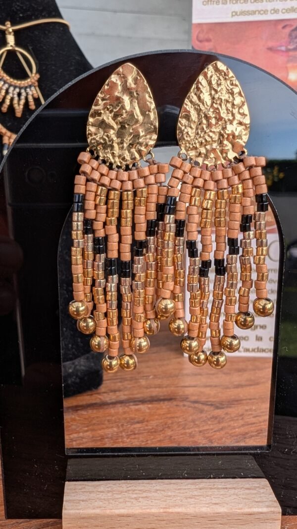 Ces petites boucles d’oreilles Galilya Cleo Bronze incarnent l’approche slow fashion de Valdyria. Leur fabrication artisanale privilégie le temps, la précision et la petite série plutôt que la production de masse. Les perles Miyuki composent un motif graphique inspiré des ornements de l’Égypte ancienne. Une création féminine, singulière et durable, pensée pour celles qui souhaitent choisir des bijoux avec âme et soutenir un mode de création plus conscient.