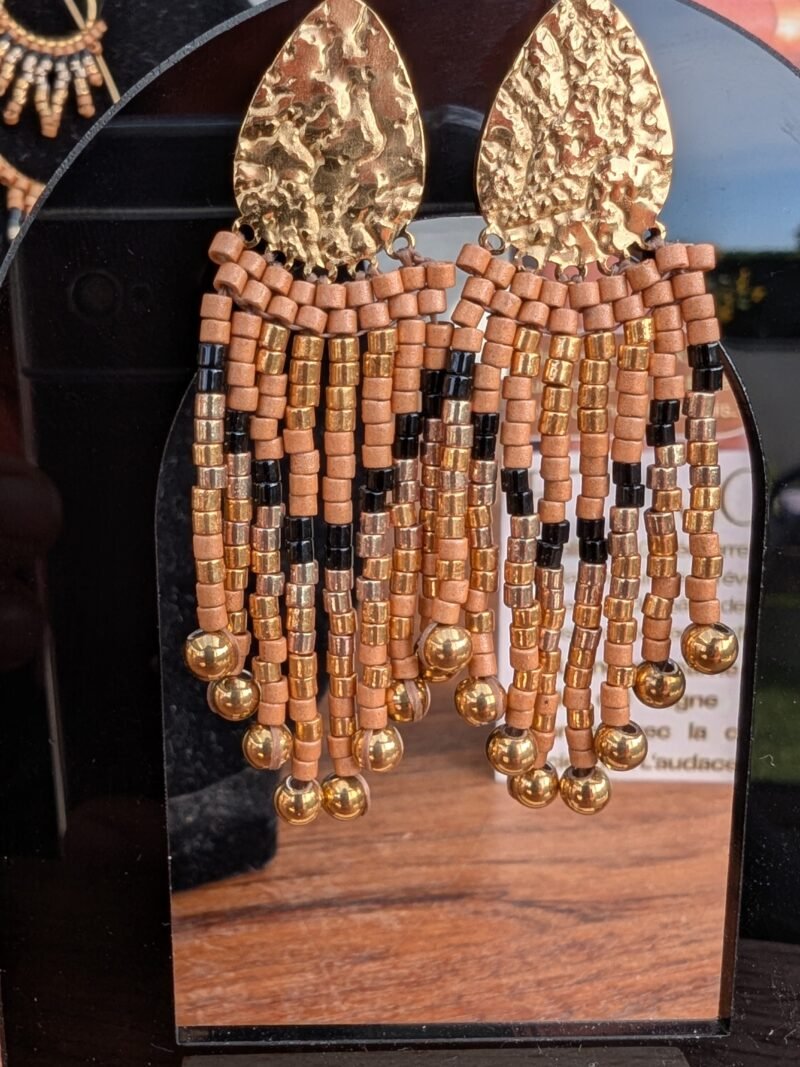 Ces petites boucles d’oreilles Galilya Cleo Bronze incarnent l’approche slow fashion de Valdyria. Leur fabrication artisanale privilégie le temps, la précision et la petite série plutôt que la production de masse. Les perles Miyuki composent un motif graphique inspiré des ornements de l’Égypte ancienne. Une création féminine, singulière et durable, pensée pour celles qui souhaitent choisir des bijoux avec âme et soutenir un mode de création plus conscient.