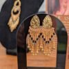 Petites boucles d’oreilles Galilya Cleo Bronze présentées sur support noir, bijou fait main en France aux tons bronze et noir