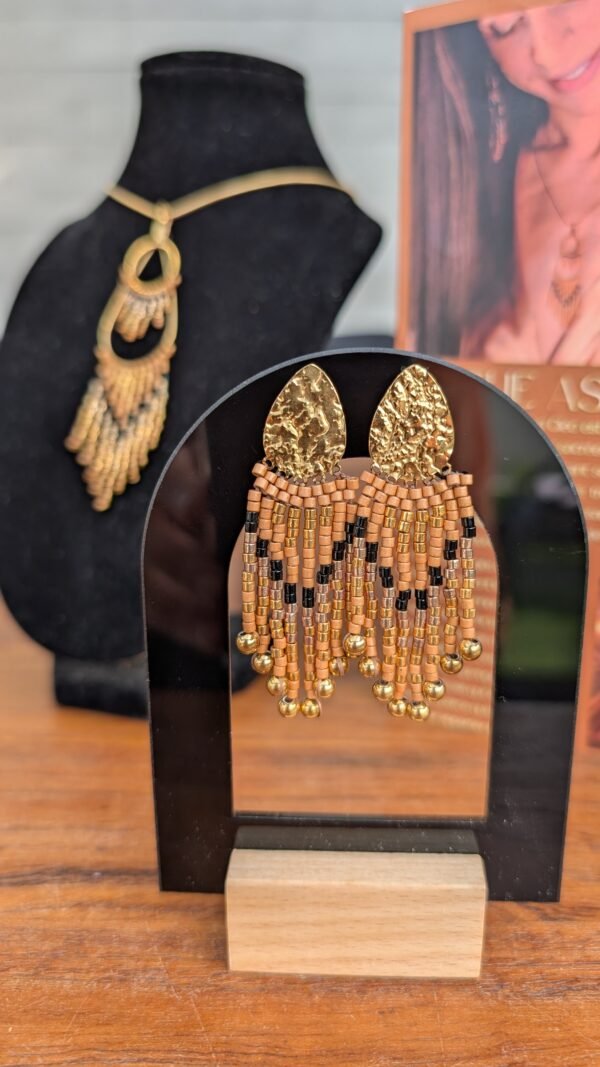Petites boucles d’oreilles Galilya Cleo Bronze présentées sur support noir, bijou fait main en France aux tons bronze et noir