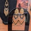 Petites boucles d’oreilles Galilya Cleo présentées sur support noir, bijou artisanal aux motifs géométriques inspirés des symboles sacrés égyptiens