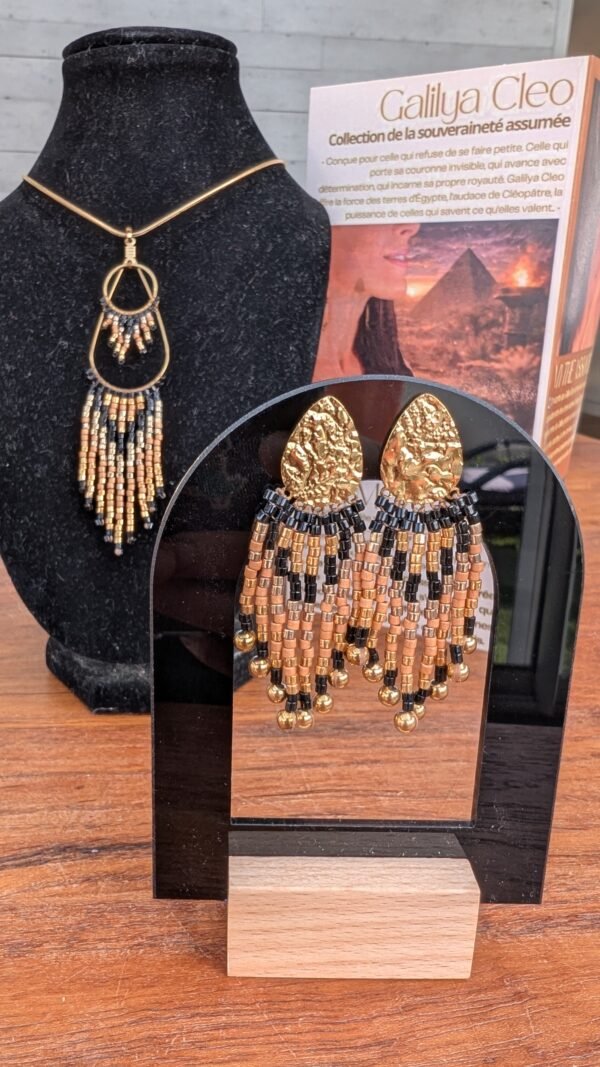 Petites boucles d’oreilles Galilya Cleo présentées sur support noir, bijou artisanal aux motifs géométriques inspirés des symboles sacrés égyptiens