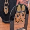 Petites boucles d’oreilles Galilya Cleo en détail, bijou femme noir et bronze inspiré du mystère et des trésors de l’Égypte antique