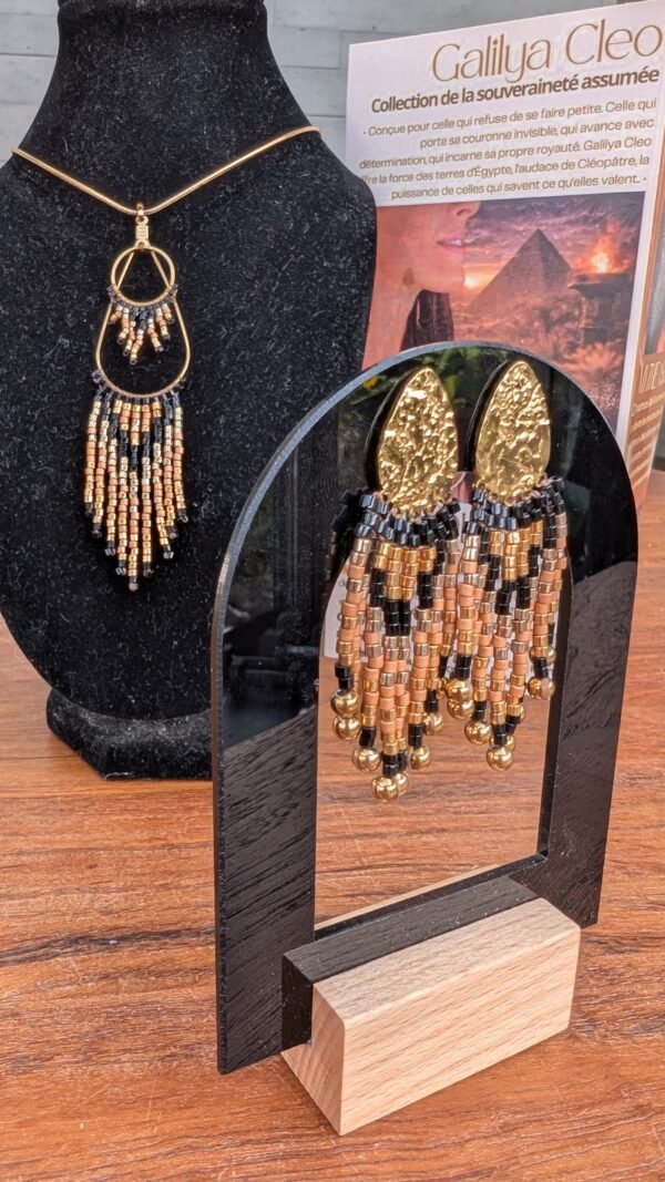 Petites boucles d’oreilles Galilya Cleo en détail, bijou femme noir et bronze inspiré du mystère et des trésors de l’Égypte antique