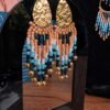 Petites boucles d’oreilles Nilyra Maria présentées sur support noir, création française en perles Miyuki au style durable et raffiné