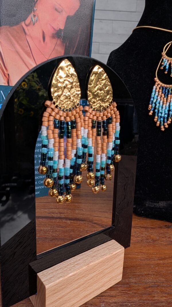 Petites boucles d’oreilles Nilyra Maria présentées sur support noir, création française en perles Miyuki au style durable et raffiné