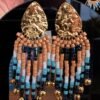 Petites boucles d’oreilles Nilyra Maria en gros plan, bijou de créateur Valdyria inspiré d’une esthétique ancienne et intemporelle