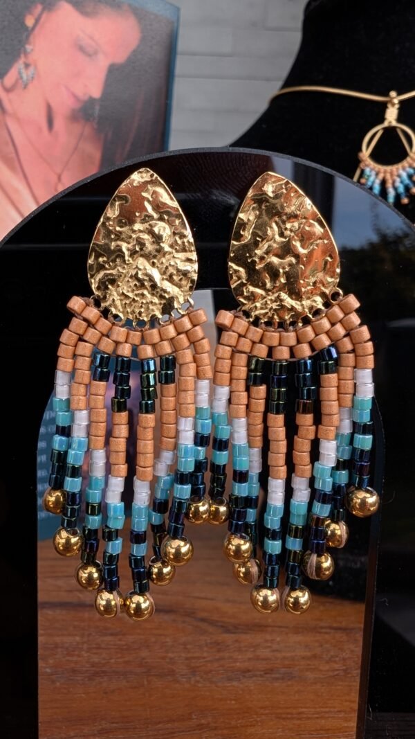 Petites boucles d’oreilles Nilyra Maria en gros plan, bijou de créateur Valdyria inspiré d’une esthétique ancienne et intemporelle