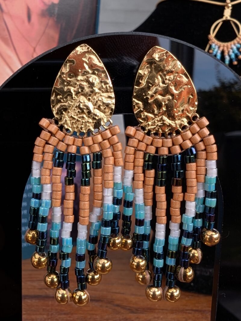 Petites boucles d’oreilles Nilyra Maria et élégance ancienne Petites boucles d’oreilles Nilyra Maria en gros plan, bijou de créateur Valdyria inspiré d’une esthétique ancienne et intemporelle