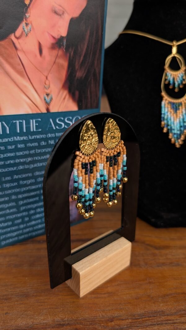Petites boucles d’oreilles Nilyra Maria en perles Miyuki présentées en détail, bijou avec âme Valdyria à la beauté hors tendance