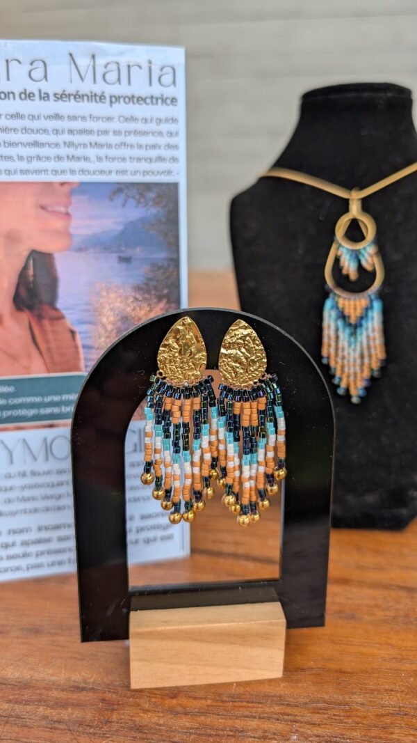 Petites boucles d’oreilles Nilyra Maria en gros plan avec perles Miyuki turquoise, beige et bronze, création artisanale française