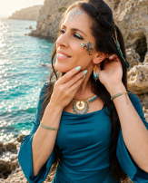 Boucles d’oreilles mini Mira Calypsa portées en portrait avec robe bleue et ambiance poétique inspirée de la nature