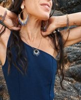 Boucles d’oreilles pendantes Mira Obscura en gros plan avec cercle doré et franges en perles Miyuki bleu nuit