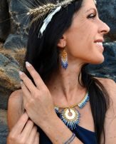 Mini boucles d’oreilles Mira Obscura portées de profil avec collier assorti, bijoux de créateur français bleu et or